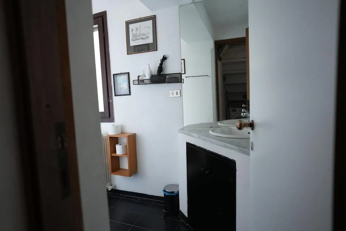 Very Central Vintage Milanese Apartment 0*, Милан Италия