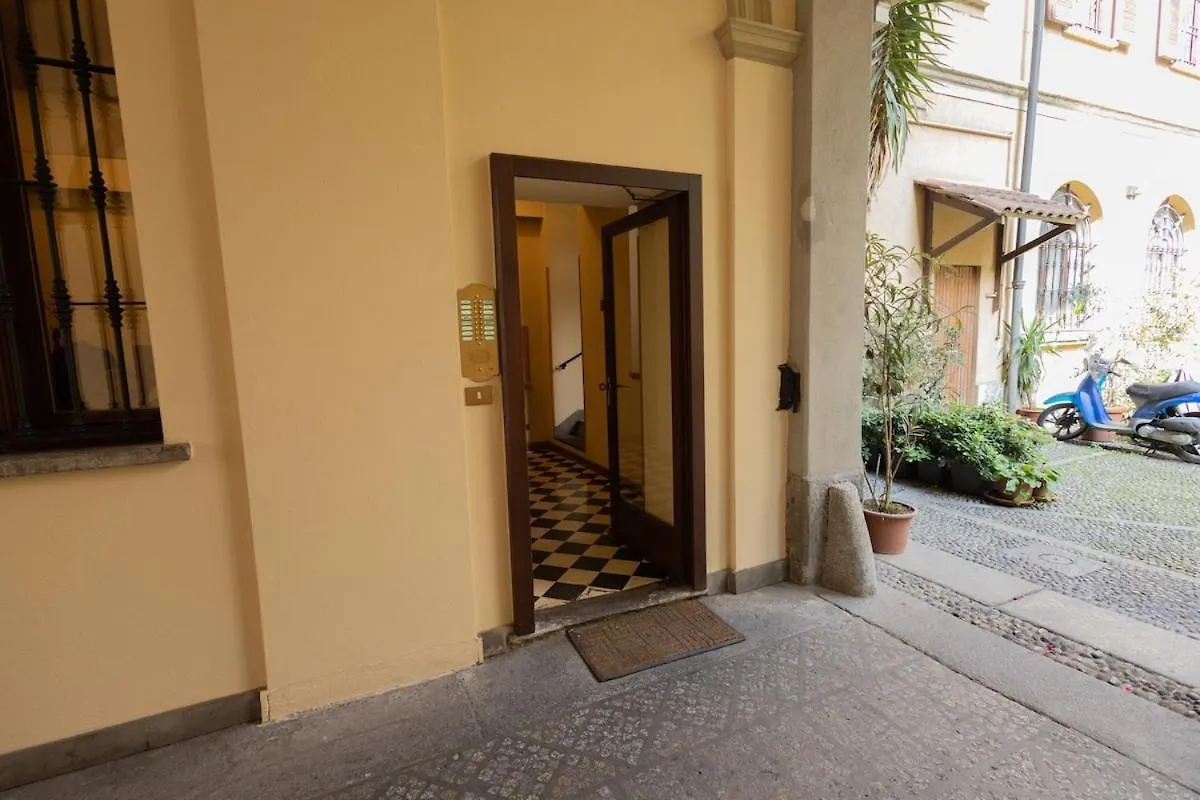 Very Central Vintage Milanese Apartment
