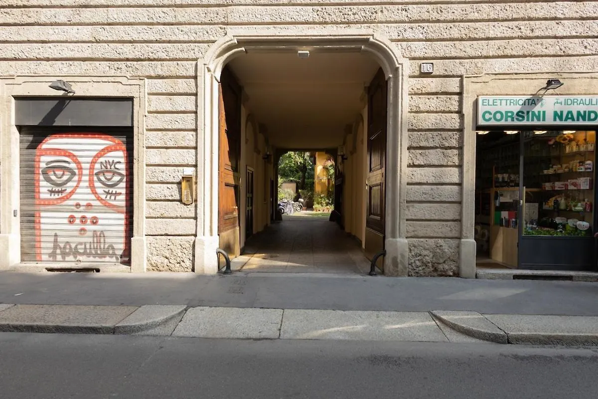 Very Central Vintage Milanese Apartment